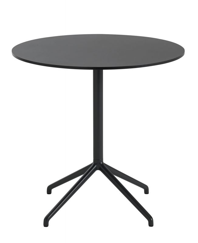 Schwarzer Still Cafe Table Beistelltisch von Muuto mit runder Tischplatte und dreibeinigem Fuß.